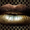 Glasschilderij - Gouden Lippen - Gucci - 160x80 Cm - Wanddecoratie 1 Glasschilderij - Gouden Lippen - Gucci - 160x80 Cm - Wanddecoratie -Trendybywave 1200x495