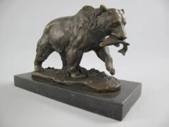 Bronzen Beeld - Beer Met Vis - Sculptuur - 12 Cm Hoog