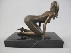 Beeld Erotiek - Naakte Dame Op Knieen - Bronzen Figuur - 17 Cm Hoog