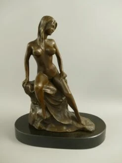 Bronzen Beeld - Naakte Vrouw Op Een Rots - Erotisch Sculptuur - 27 Cm Hoog
